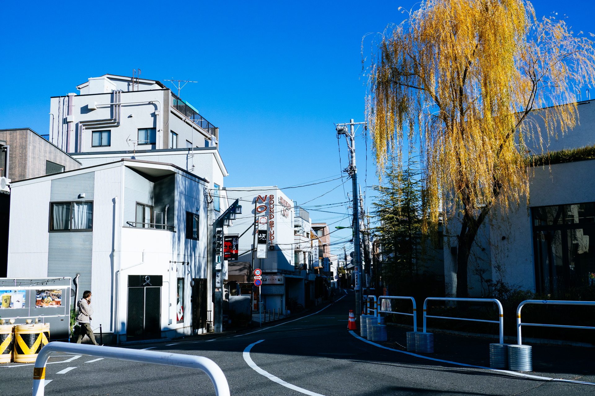 最後のコマ：青空の街角